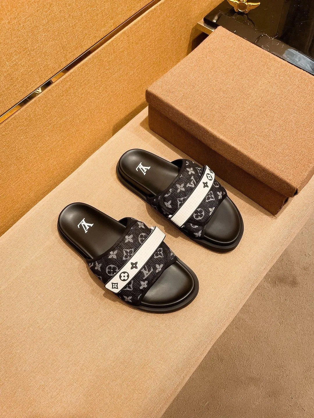 Men's men's shoes 💰 320💰 New model on the market 🔥[LV🔥 Louis Vuitton slippers] High-end 1:1 mold customization, original upgraded version of the outsole, lighter and non-slip. The top quality in the market, fashion focuses on trends, versatile and popular, simple yet tasteful, a must-have for fashionistas, exuding a fashionable and casual atmosphere, fashion is at your feet, full of confidence, the same style at the counter👍The season of spring and summer slippers is here, they are super beautiful to wear, 38-44 3⃣️colors available🔥
